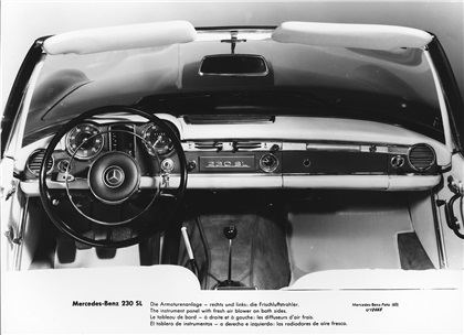 Mercedes-Benz 230 SL (W113 series), 1963-71 - The instrument panel with fresh air blower on both sides.