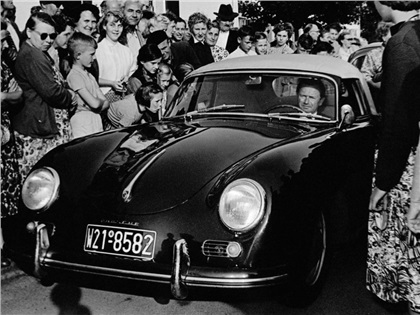 Ферри Порше за рулём кабриолета Porsche 356A во время открытия бюста своего отца на заводе Volkswagen в Вольфсбурге. 3 сентября 1955 г.