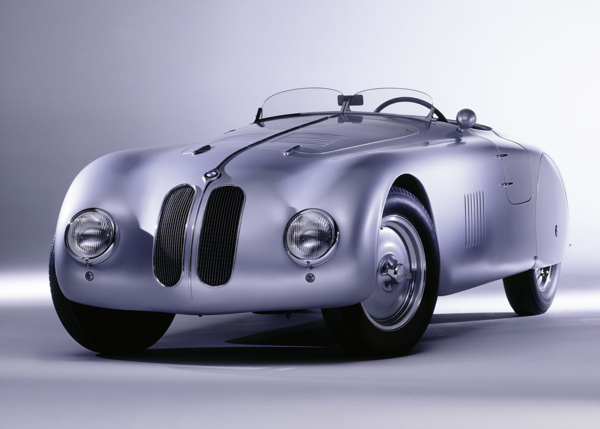 BMW 328 Berlin–Rom Touring Roadster (1940—1941 гг.) Оружием для победы гонщиков NSKK в командном зачете вновь отложенного пробега Берлин—Рим должны были стать специальные родстеры на базе «триста двадцать восьмой». Работу над ними мюнхенцы тоже передали ателье Carrozzeria Touring — в 1940 году три заводских шасси отправились в Милан. Работу итальянцы закончили только в марте 1941 года, когда всем было уже не до автоспорта - Photo: René Staud