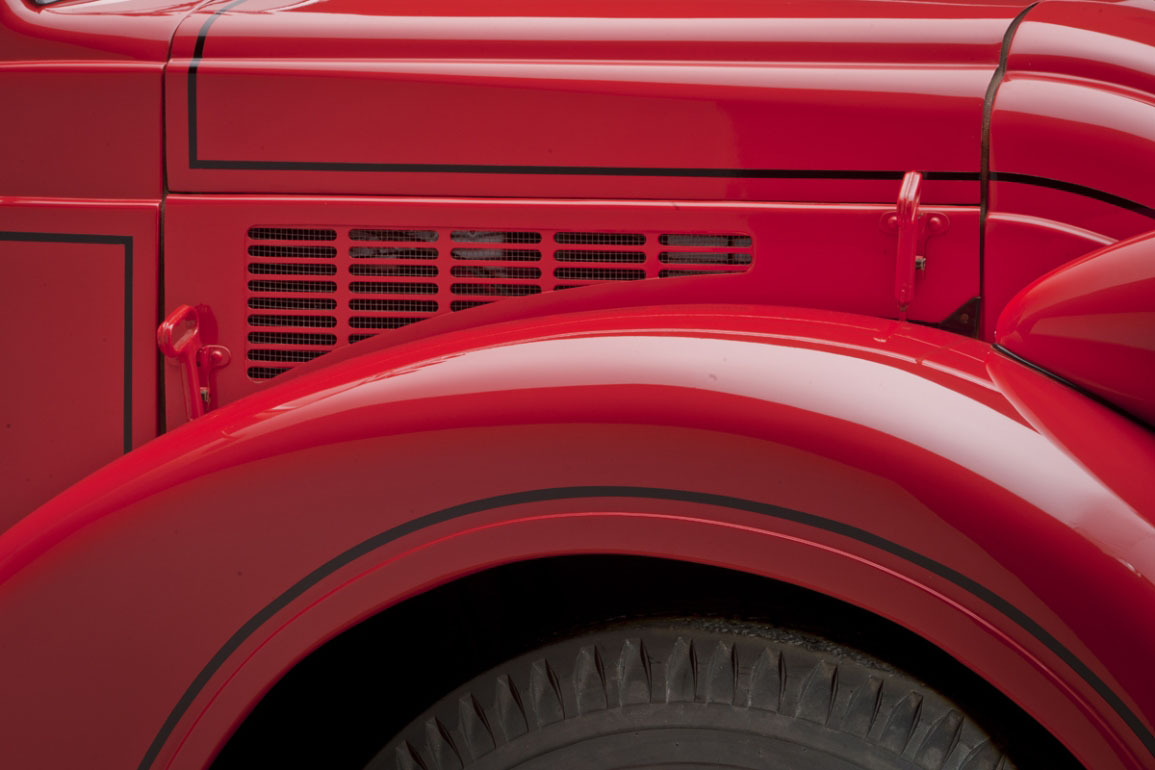 Dodge Airflow Tank Truck (1939) - Hood vent
