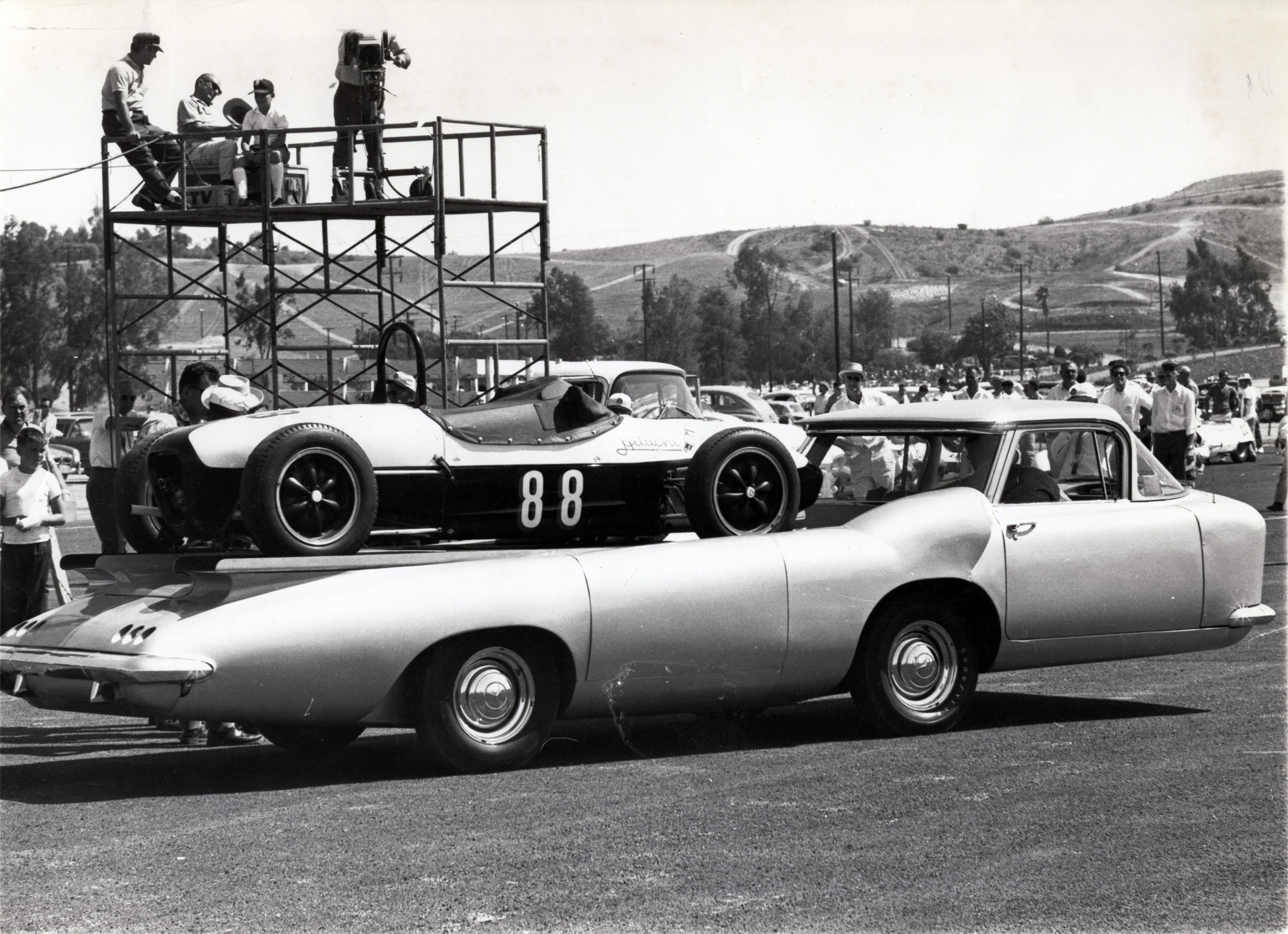 Norman Holtkamp's Cheetah High-Speed Transporter (1961): Super-Hauler for Race Cars