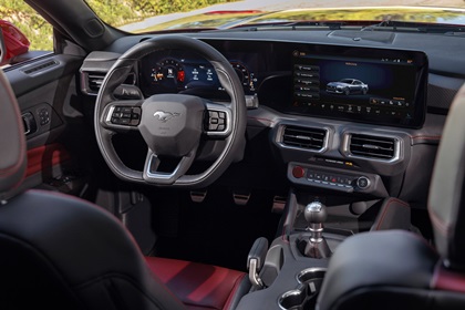 Ford Mustang, 2024 – Медиасистема нового «Мустанга» с широкоформатным тачскрином по-своему уникальна — в других моделях ставку сделали на портретно-ориентированный экран