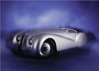 BMW 328 Mille Miglia Roadster (1939—1940 гг.) Кузова еще двух родстеров для NSKK были созданы в ателье Carrozzeria Touring — их крылья лишены «стрелок». Машина под номером 74 взяла «бронзу», другой родстер занял пятое место - Photo: René Staud