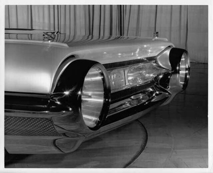 Ford La Galaxie, 1958 - A single-piece bumper joins what stylists envision as two high-intensity fog-piercing lamps. The license plate is set into the grille, wich could also house horisontal headlights for normal driving.