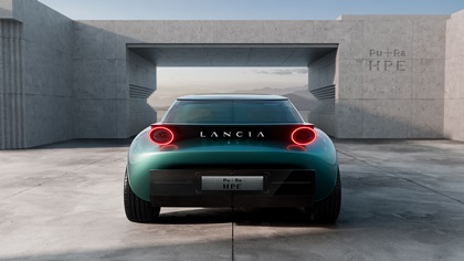 Pure, technological and with a unique identity: the iconic goblet is reinterpreted in a modern tone and together with the rear lights gives the Lancia Pu+Ra HPE a distinctive and timeless Design. 
