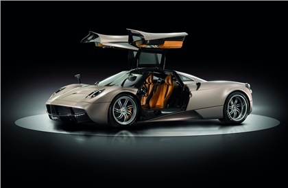 Новый для Pagani механизм открывания дверей.