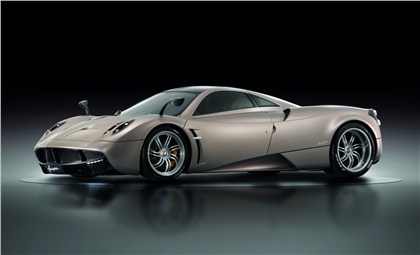 Huayra на фоне мега-эксцентричной Zonda выглядит несколько банально, шаблонно.