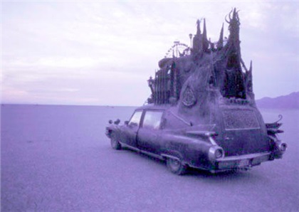 Carthedral by Rebecca Caldwell (2000): Готический собор на колесах
