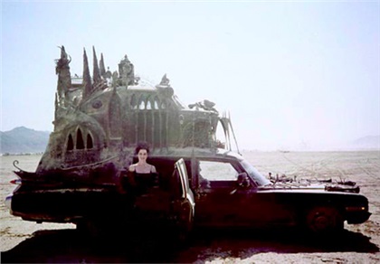 Carthedral by Rebecca Caldwell (2000): Готический собор на колесах