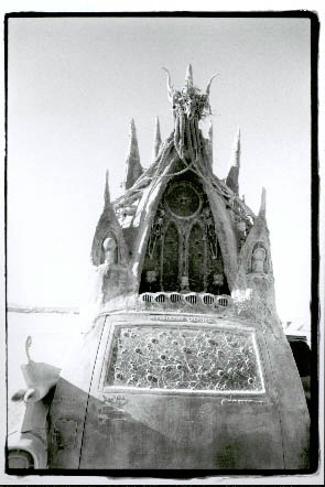 Carthedral by Rebecca Caldwell (2000): Готический собор на колесах