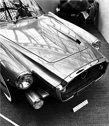 Lancia Flaminia Loraymo (1960): Raymond Loewy - CROME-STEEL framework around grille is bumper. Fog headlights are outrigger in style.