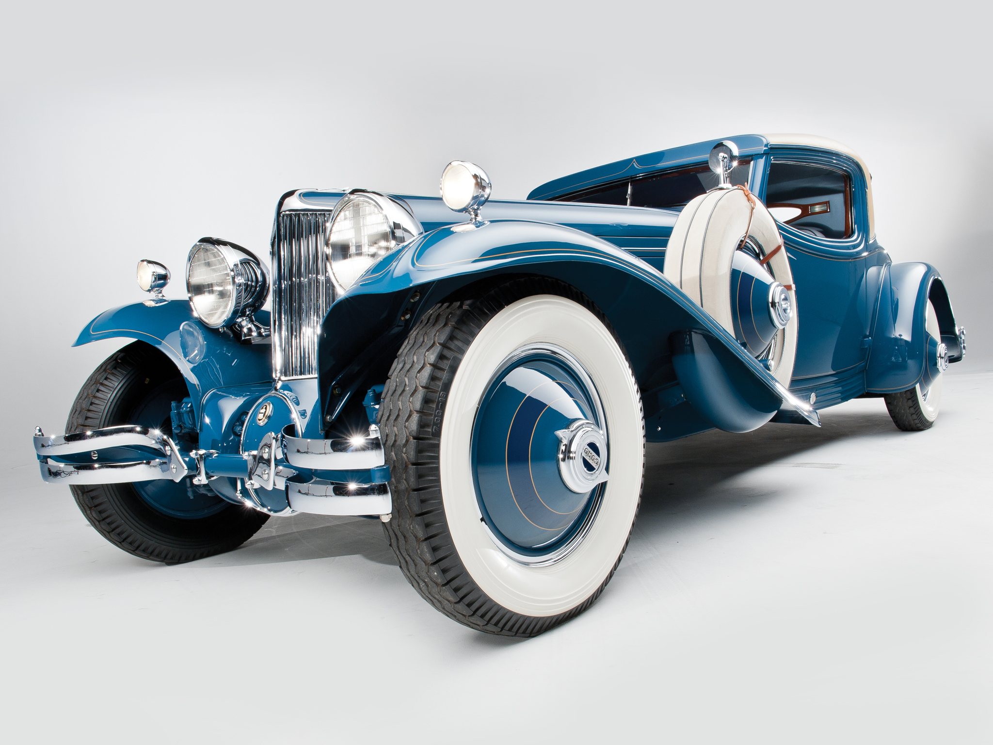 Знаменитое купе Cord L-29, построенное по эскизам де Сахновски лично для Гектора Хейза. В 1929 году на конкурсе элегантности в Монако машина завоевала Гран При.