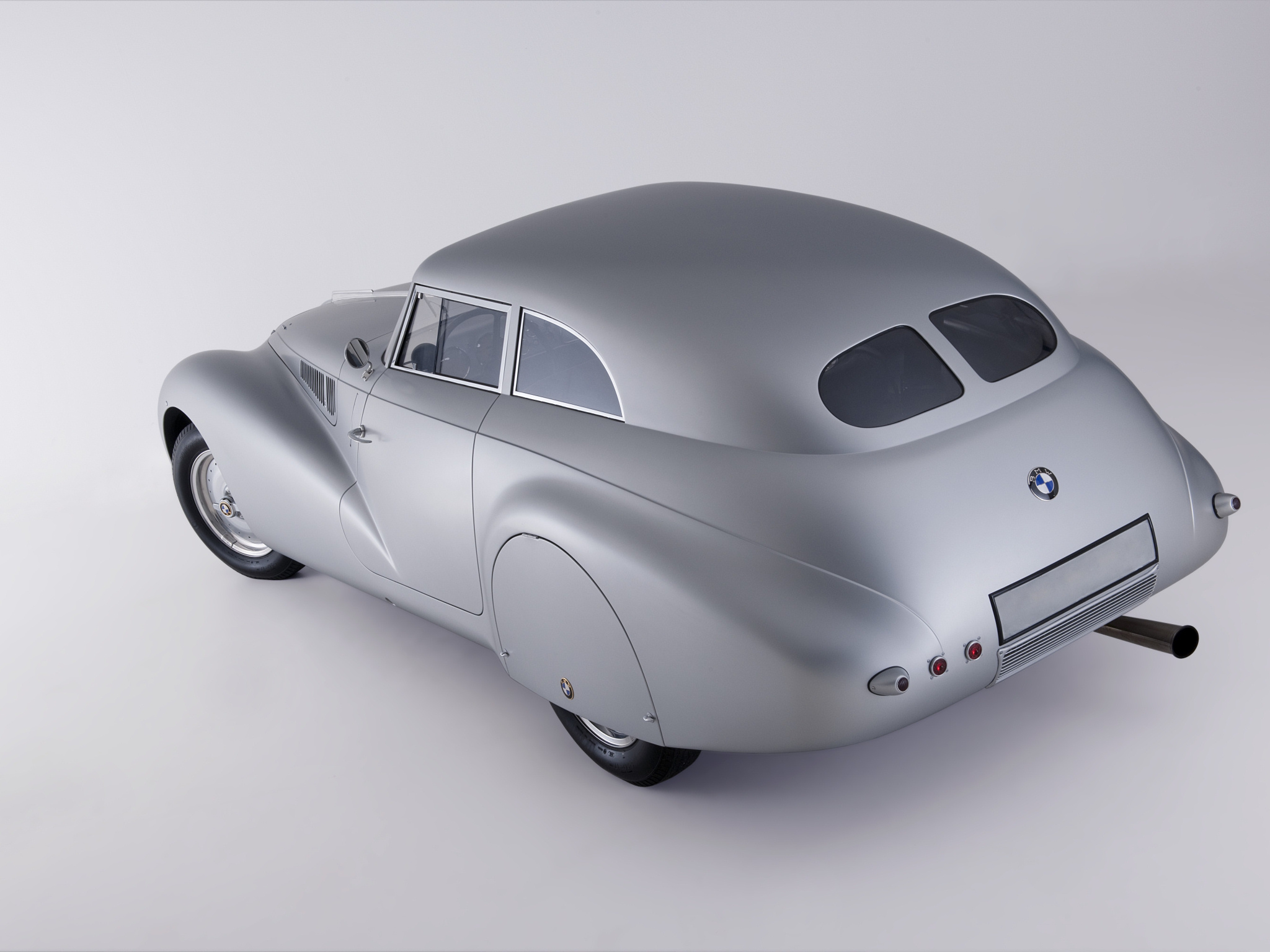 BMW 328 Mille Miglia Kamm Coupe (1939—1940 гг.) Благодаря каркасу кузова из алюминиево-магниевого сплава машина была на 20 кг легче «итальянского» купе, а коэффициент аэродинамического сопротивления составлял фантастические для того времени 0,25 (у Touring Coupe — 0,35)! На тестах AM 1008 разгонялся до 230 км/ч, но в гонке Mille Miglia 1940 года завод снова постигла неудача — автомобиль BMW 328 Kamm Coupe, управлять которым доверили «союзным» итальянцам, сошел из-за технических проблем