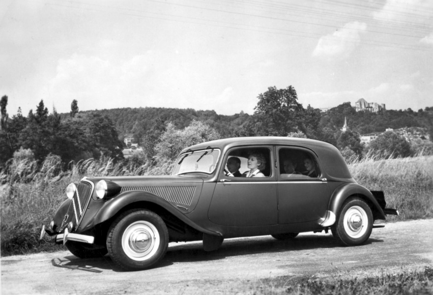 Citroen Traction Avant 15CV Type Six, 1949 - Послевоенные «Траксьоны» слегка преобразились – вместо вентиляционных лючков на капоте появились «жабры», установлены колёса со сплошными дисками вместо прежних с крупными спицами (т.н. Michelin Pilot).