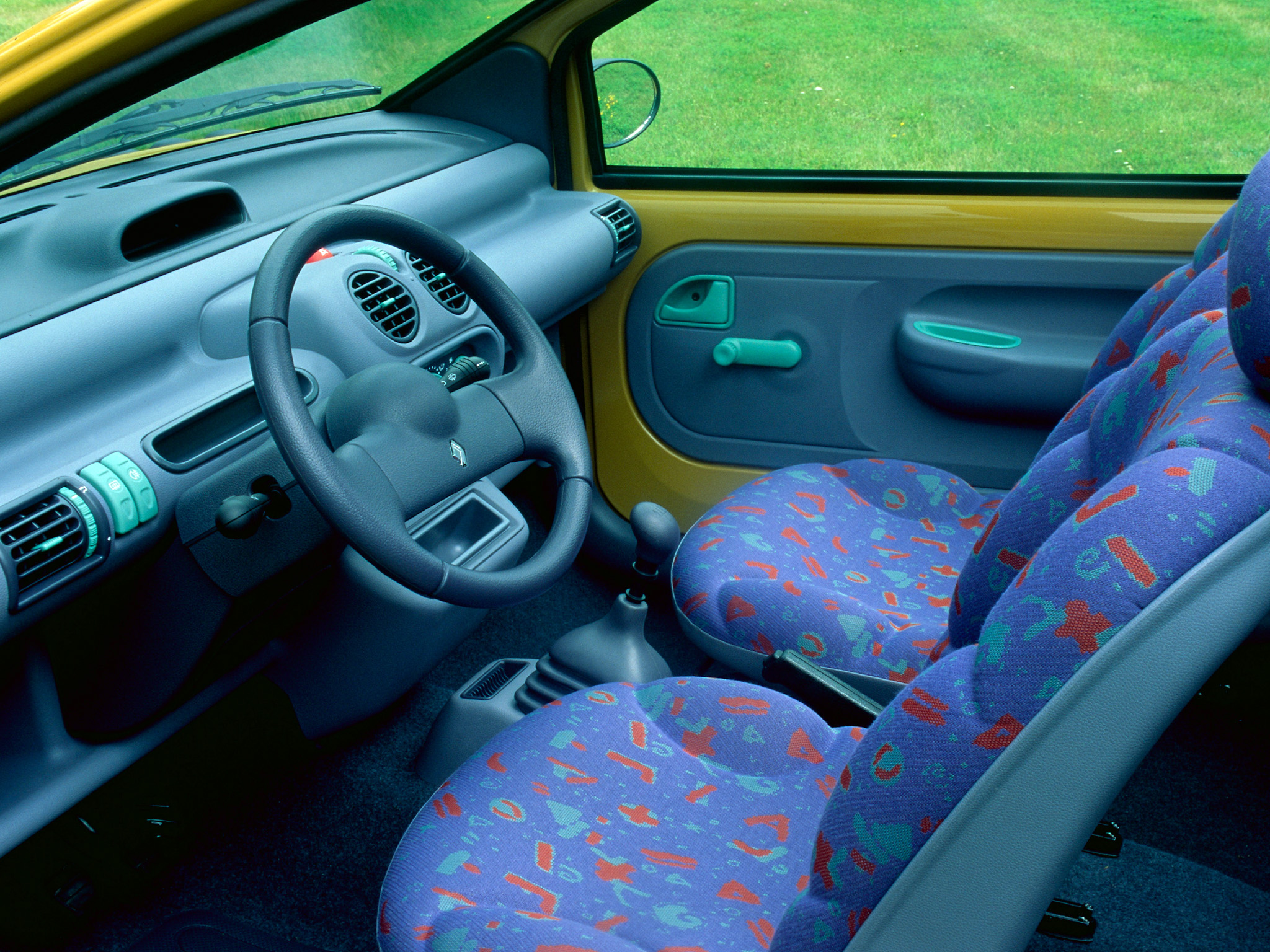 Renault Twingo, 1992–98 – Interior – Изначально предлагались только яркие цвета как снаружи, так и для отделки салона