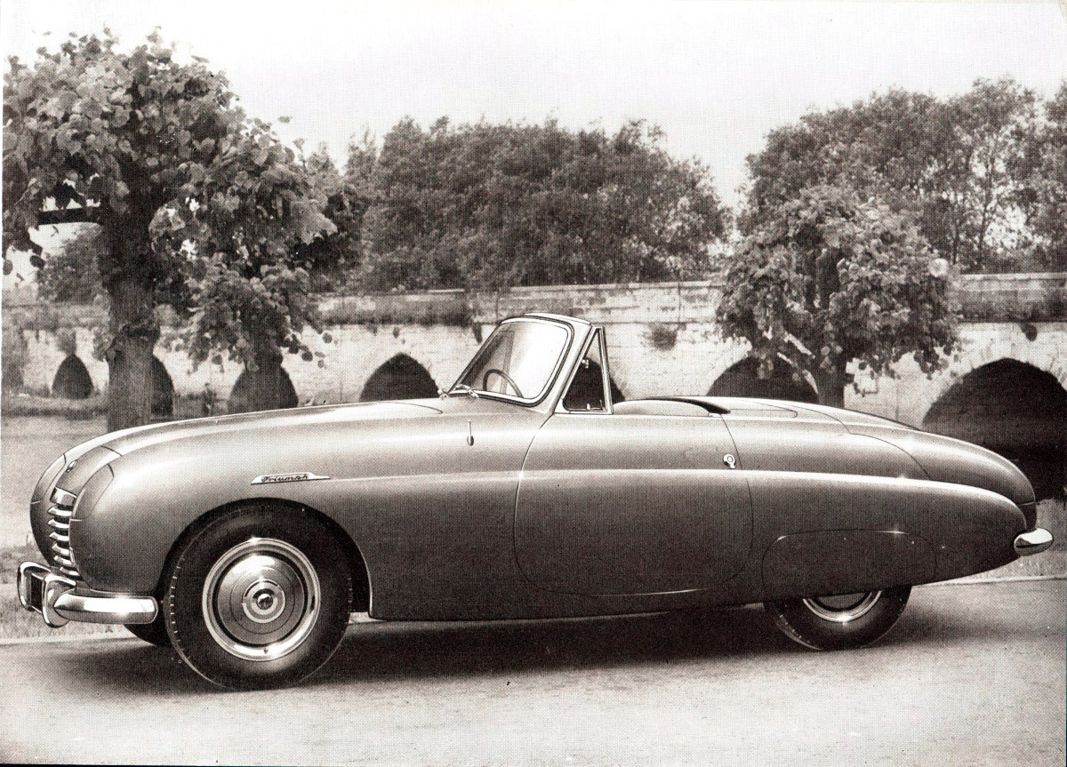 Triumph TRX, 1950 - Flush sides are relieved by a long moulding line
