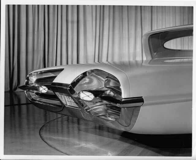 Ford La Galaxie, 1958 - La Galaxie features Vis-O-Rama taillights, which dominate the rear end, and twin deck lids that could be electrically-operated to open in butterfly fashion by means of a control on the instrument panel.