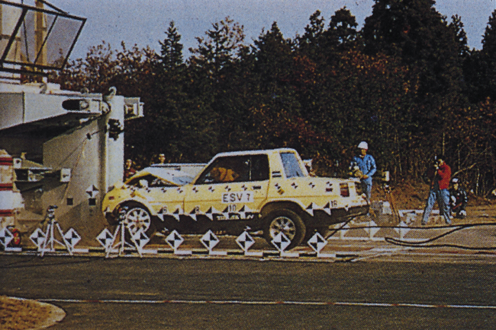 Toyota ESV - Public pole impact test for the Toyota ESV (Japan Automobile Research Institute, Yatabe-machi, Ibaraki Prefecture, November 1973)