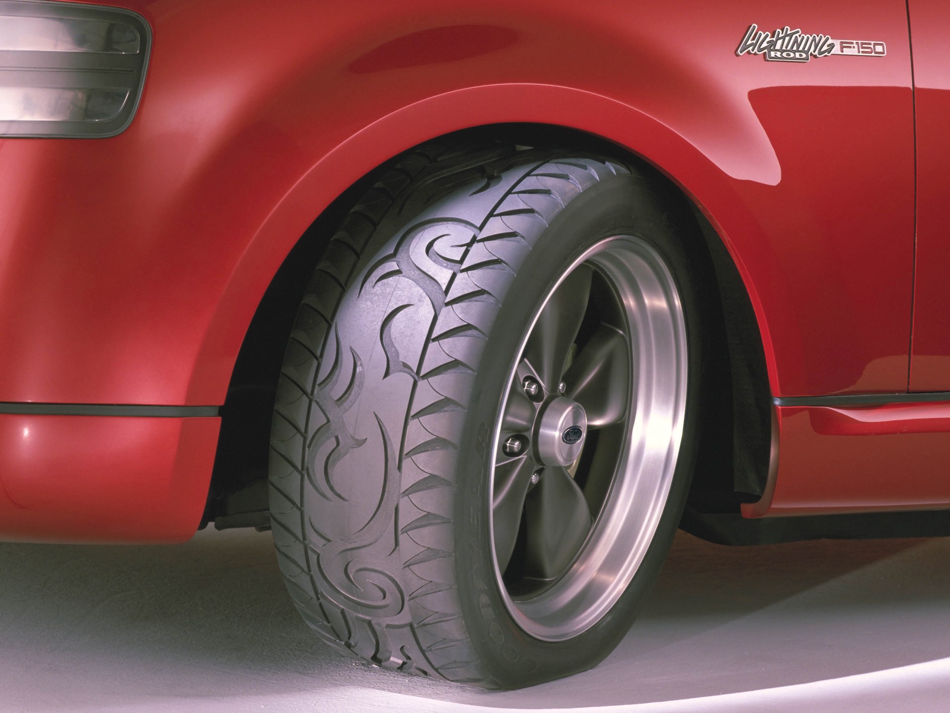 Ford F-150 Lightning Rod, 2001 - Twenty-inch, five-spoke cast aluminum wheels carry radial tires with tattoo pattern