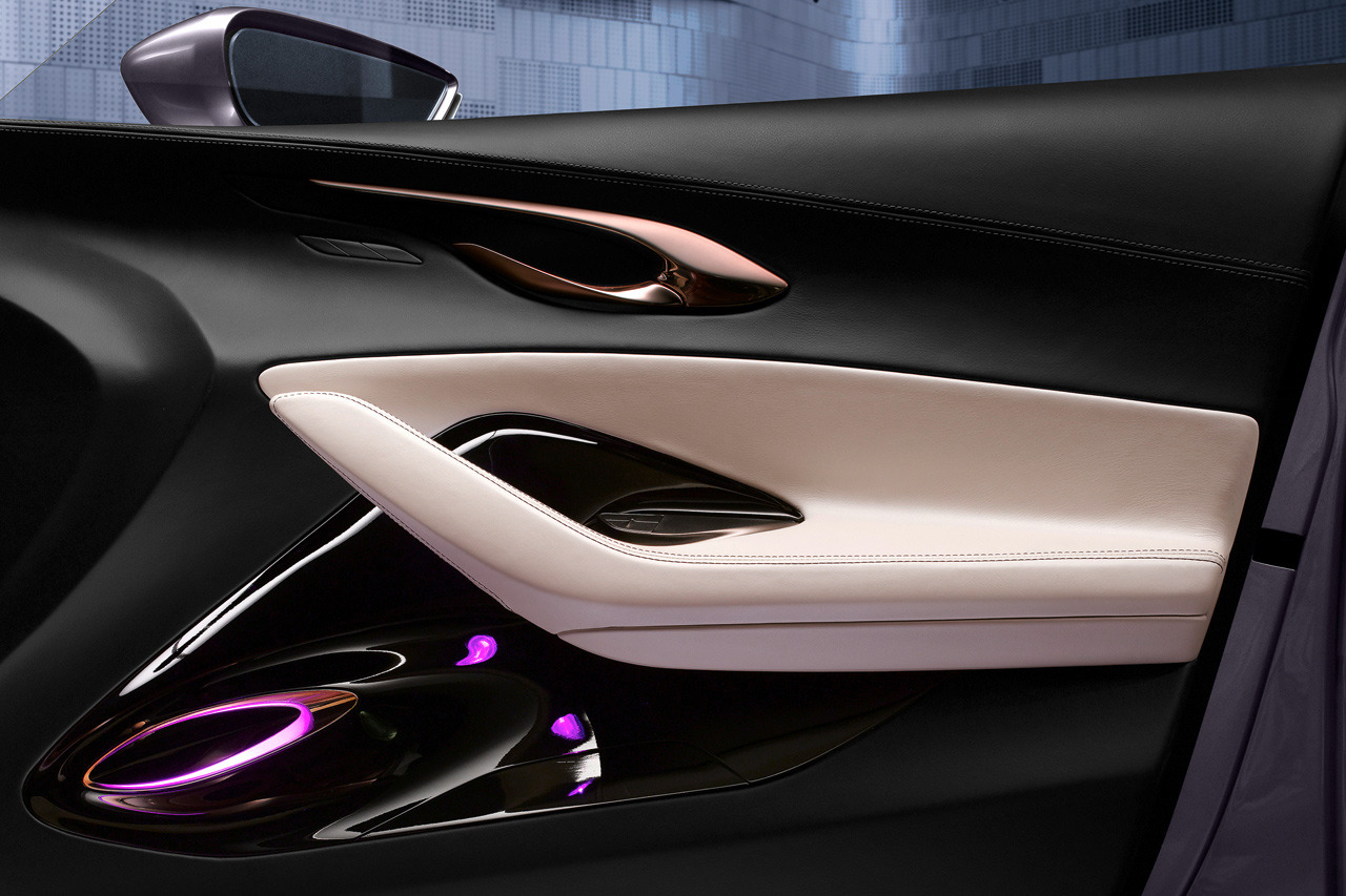 Infiniti Q30, 2013