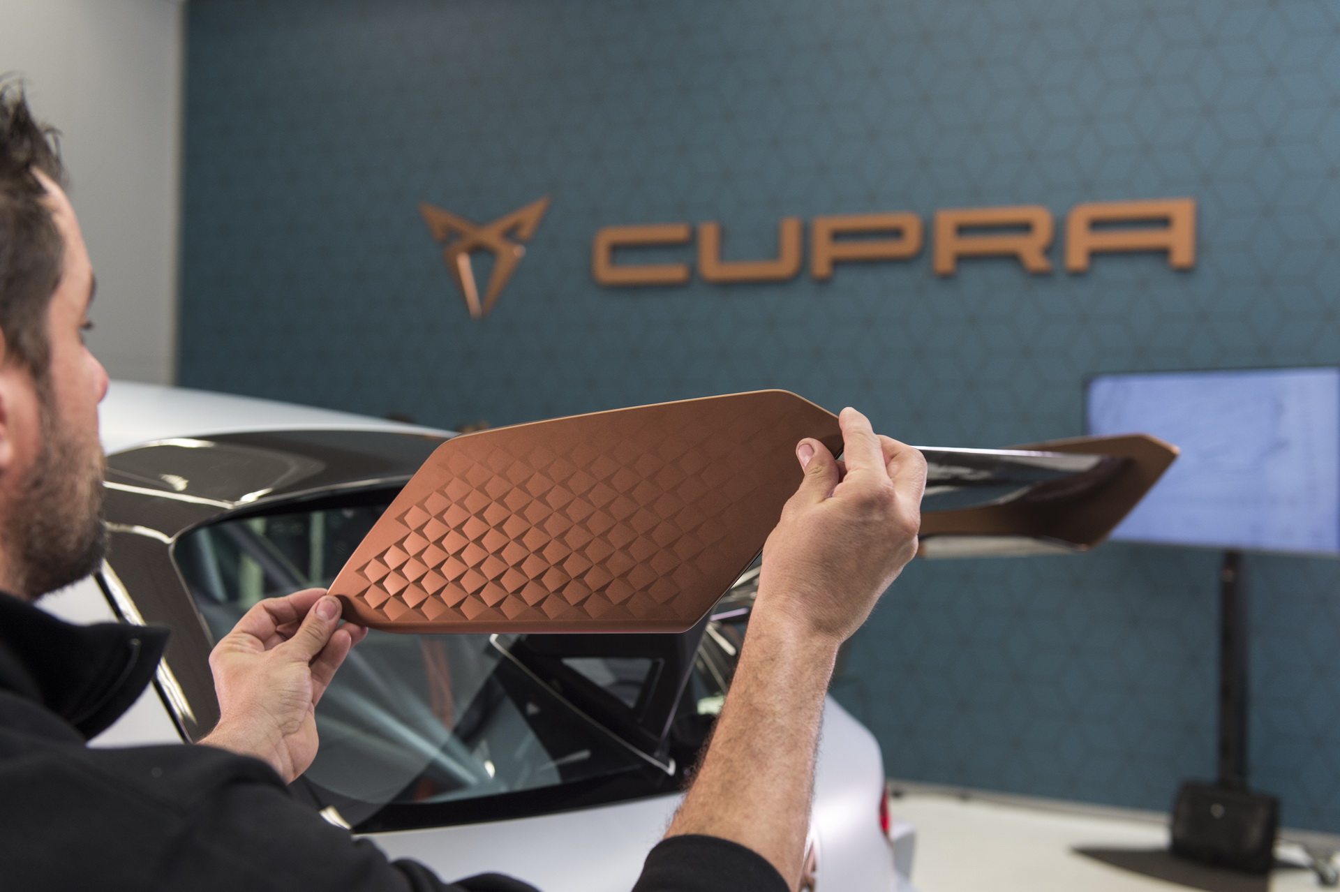 The Cup Copper colour, a shade that perfectly matches the model’s character