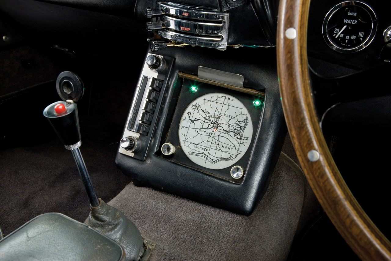 Aston Martin DB5 (1964): James Bond