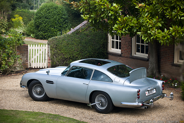 Aston Martin DB5 (1964): James Bond