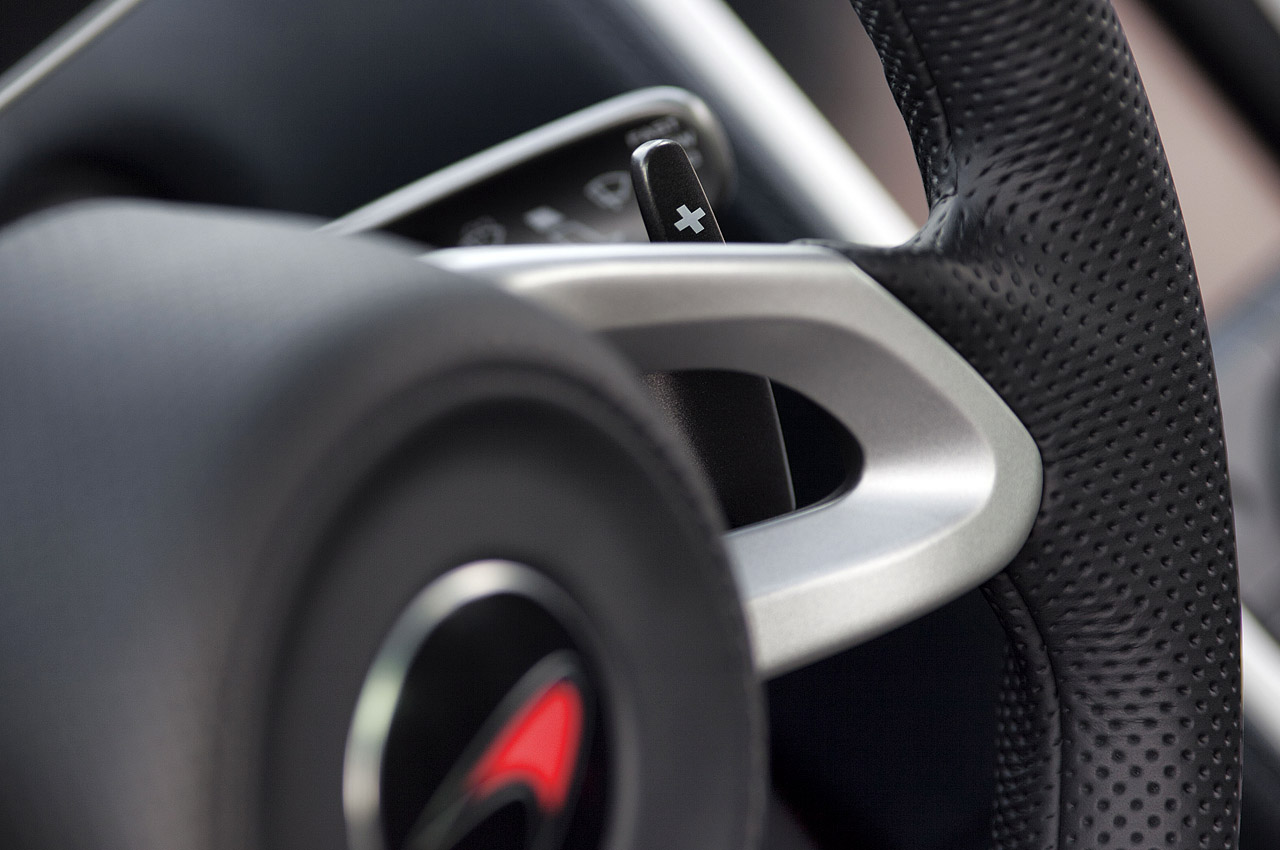 McLaren MP4-12C (2012) - Paddle shifter