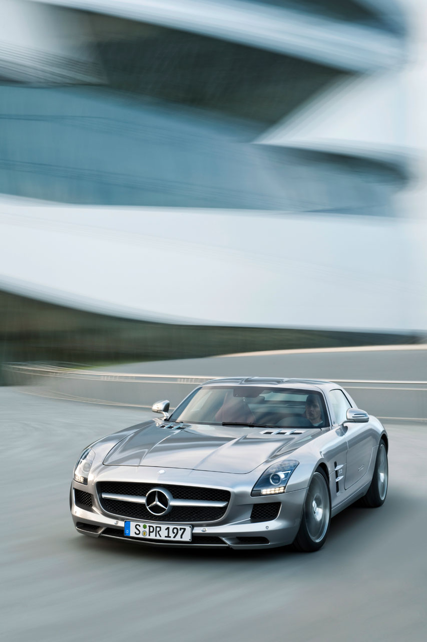 Mercedes-Benz SLS AMG (2010): Крыло чайки