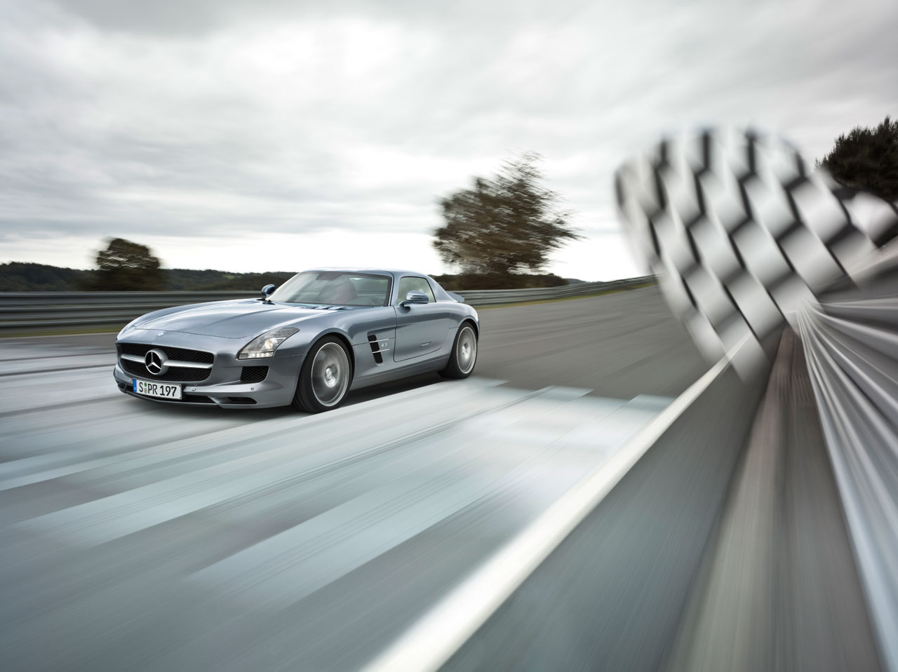 Mercedes-Benz SLS AMG (2010): Крыло чайки
