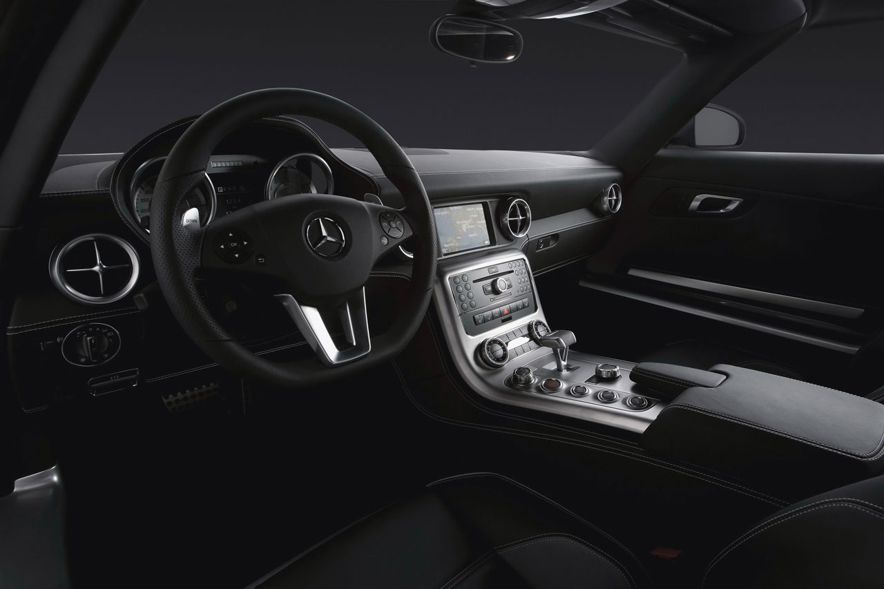 Mercedes-Benz SLS AMG (2010): Крыло чайки