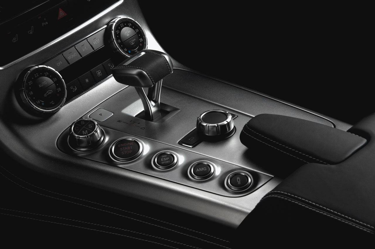 Mercedes-Benz SLS AMG (2010): Крыло чайки