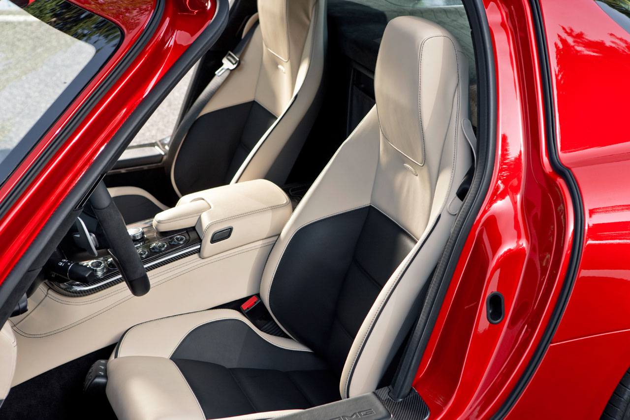 Mercedes-Benz SLS AMG (2010): Крыло чайки
