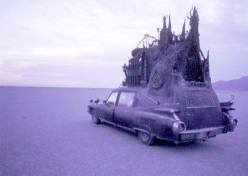 Carthedral by Rebecca Caldwell (2000): Готический собор на колесах