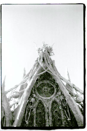 Carthedral by Rebecca Caldwell (2000): Готический собор на колесах