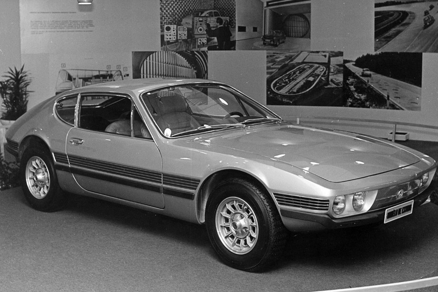 In spring 1971 a vehicle was unveiled which the automobile world never would have expected from Volkswagen. Its name: the Volkswagen SP 2.