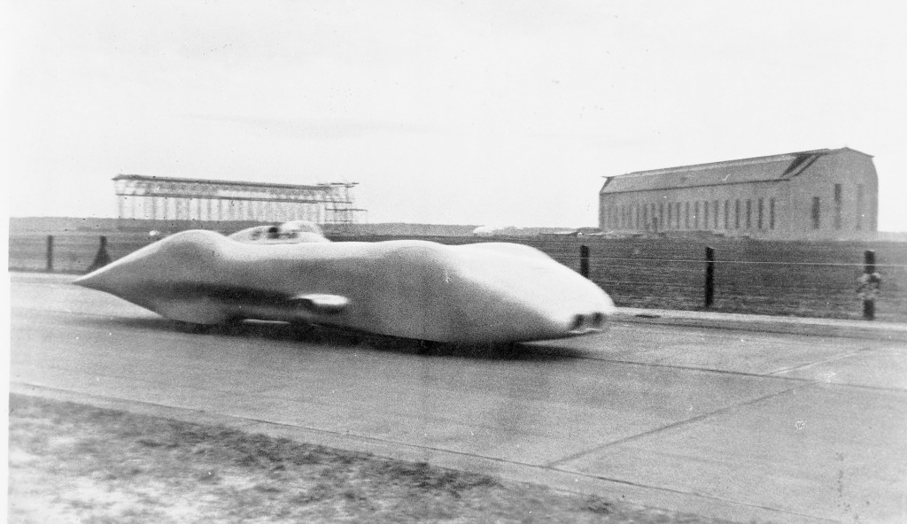 28 January 1938. Record-breaking attempts on the Frankfurt-Darmstadt Reichsautobahn. Rudolf Caracciola in the Mercedes-Benz 12-cylinder W 125 record-breaking car at Frankfurt am Main airport.