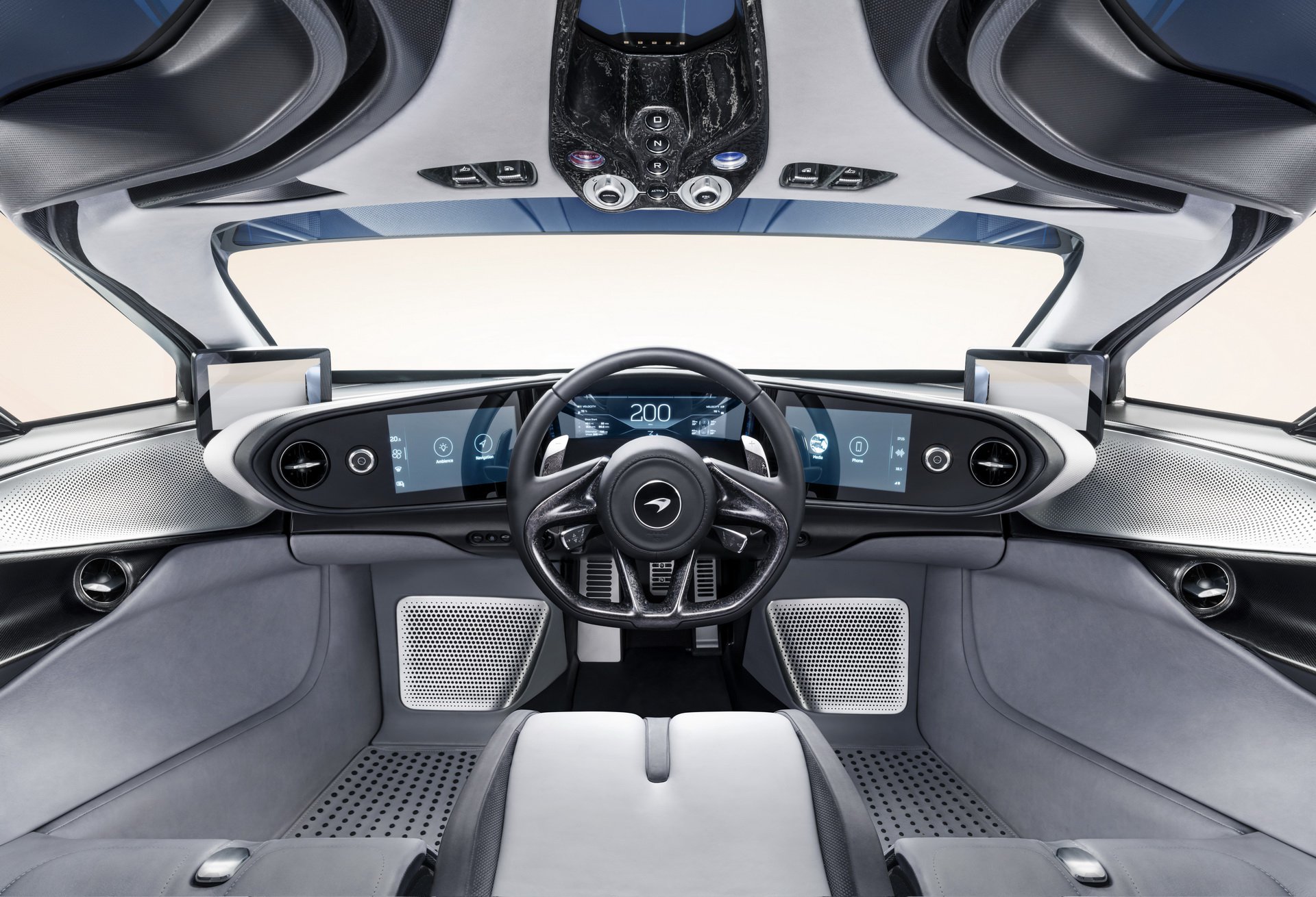 McLaren Speedtail (2018) - Управлять основными функицями гиперкара предложено с помощью дисплеев. Под передними стойками — экраны, на которые транслируется картинка с камер бокового обзора.