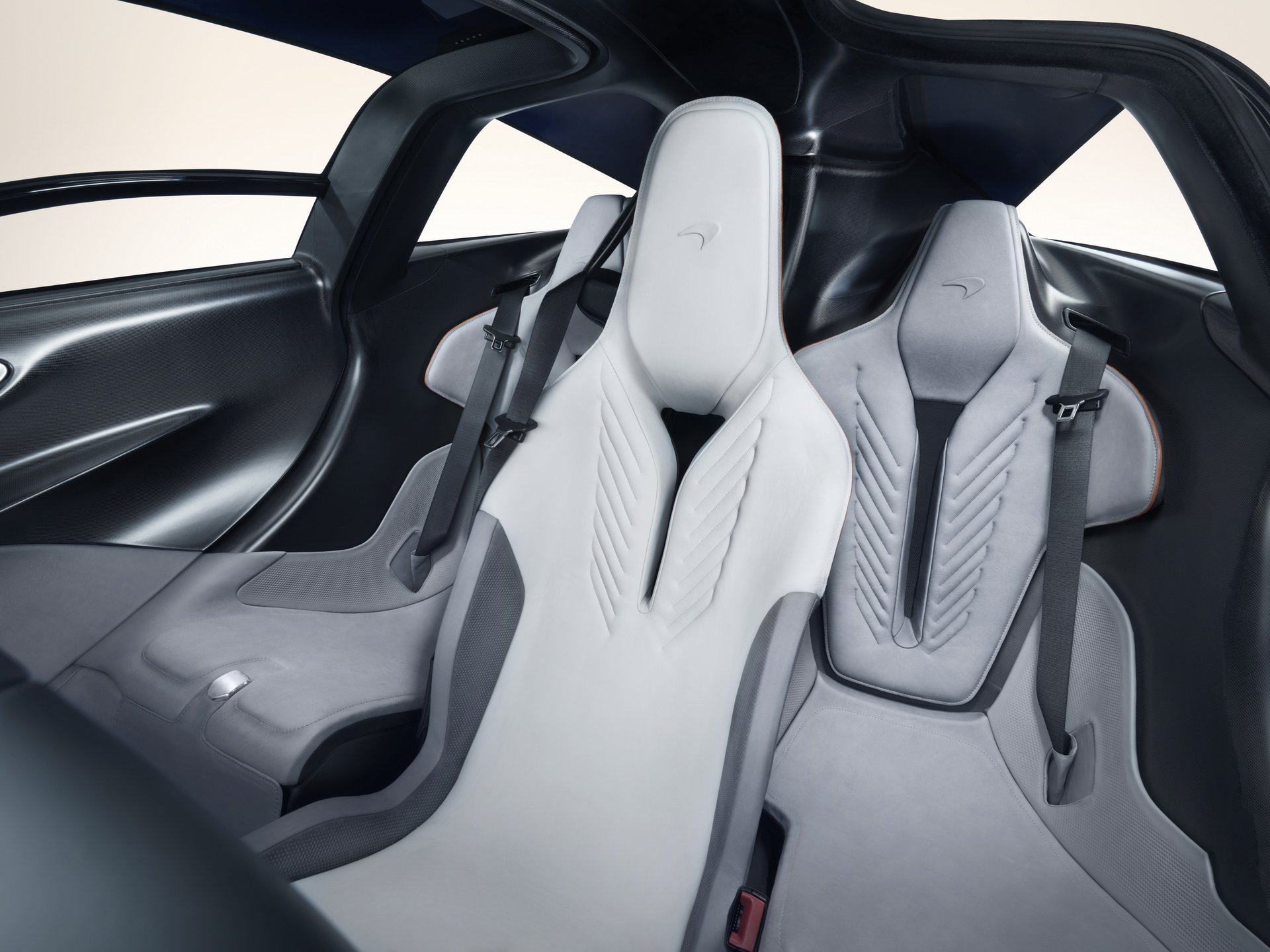 McLaren Speedtail (2018) - Помимо углепастика, в отделке используется уникальная кожа, во время производства которой под поверхность вдувается воздух, что делает материал мягче и легче на 30 процентов. При этом покупатель гиперкара может выбрать рисунок и цвет декоративной прострочки, добавить тиснение.