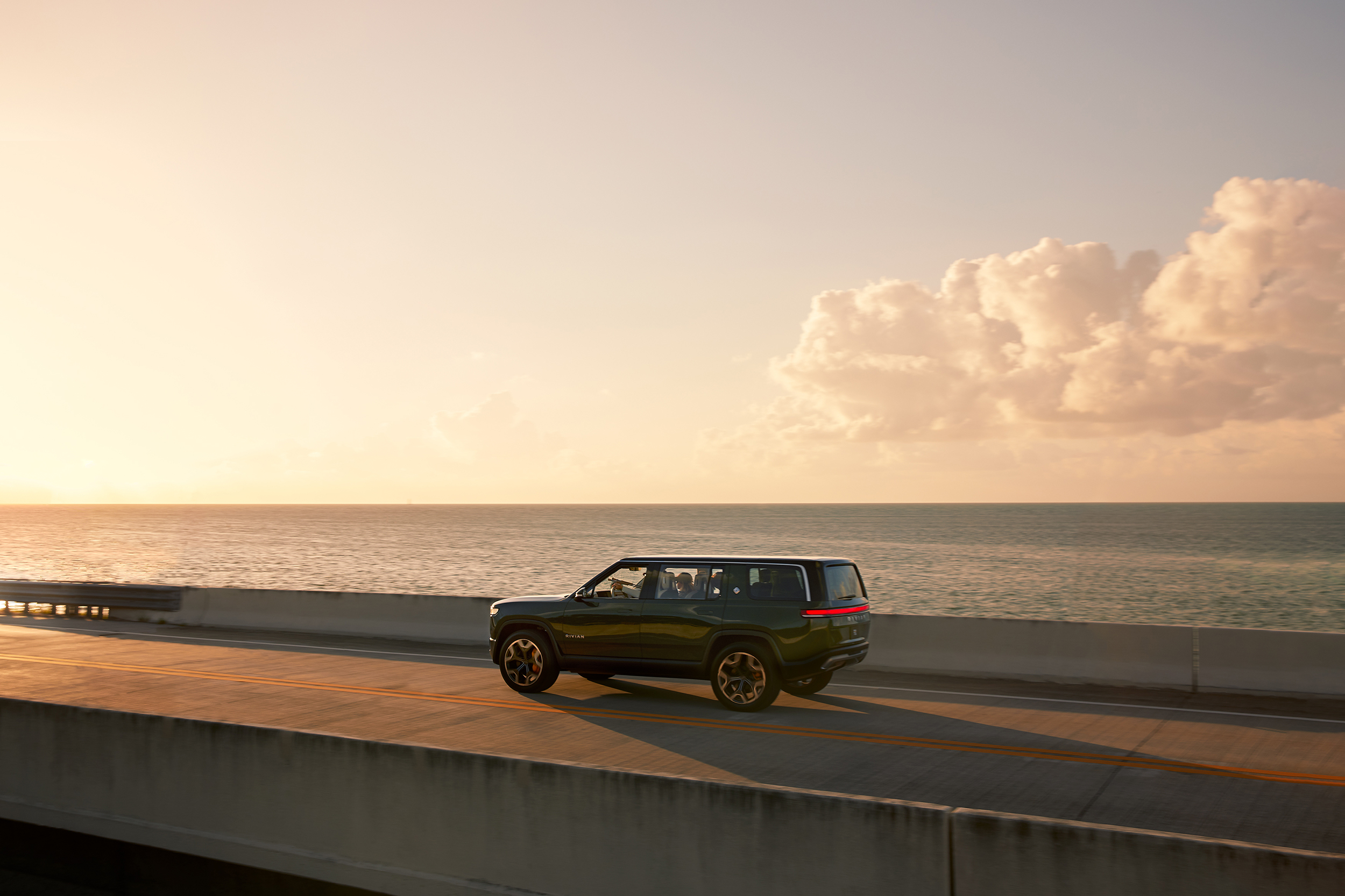 Rivian R1S (2020): 7-Seater Electric SUV