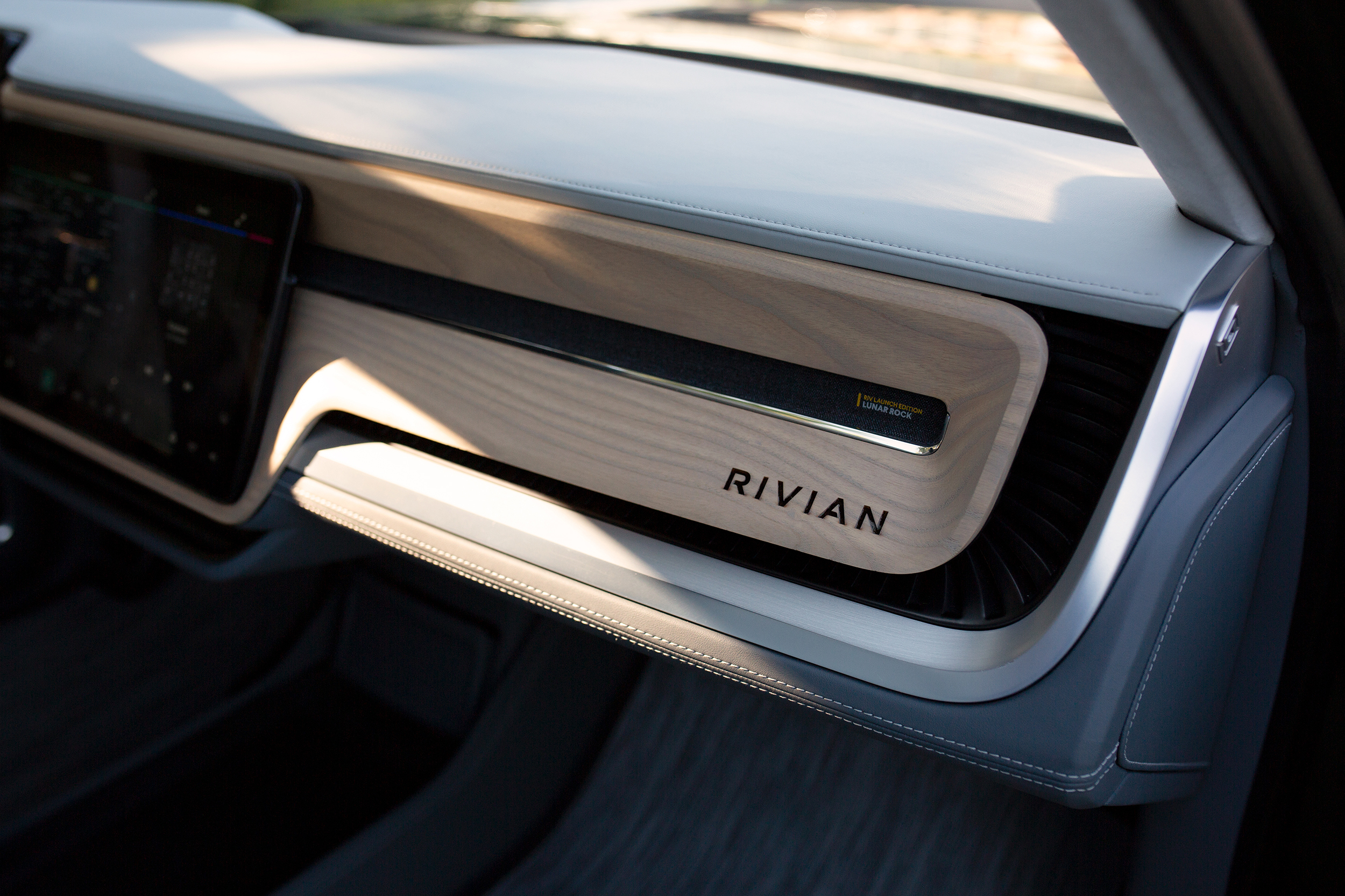 Rivian R1S (2020): 7-Seater Electric SUV
