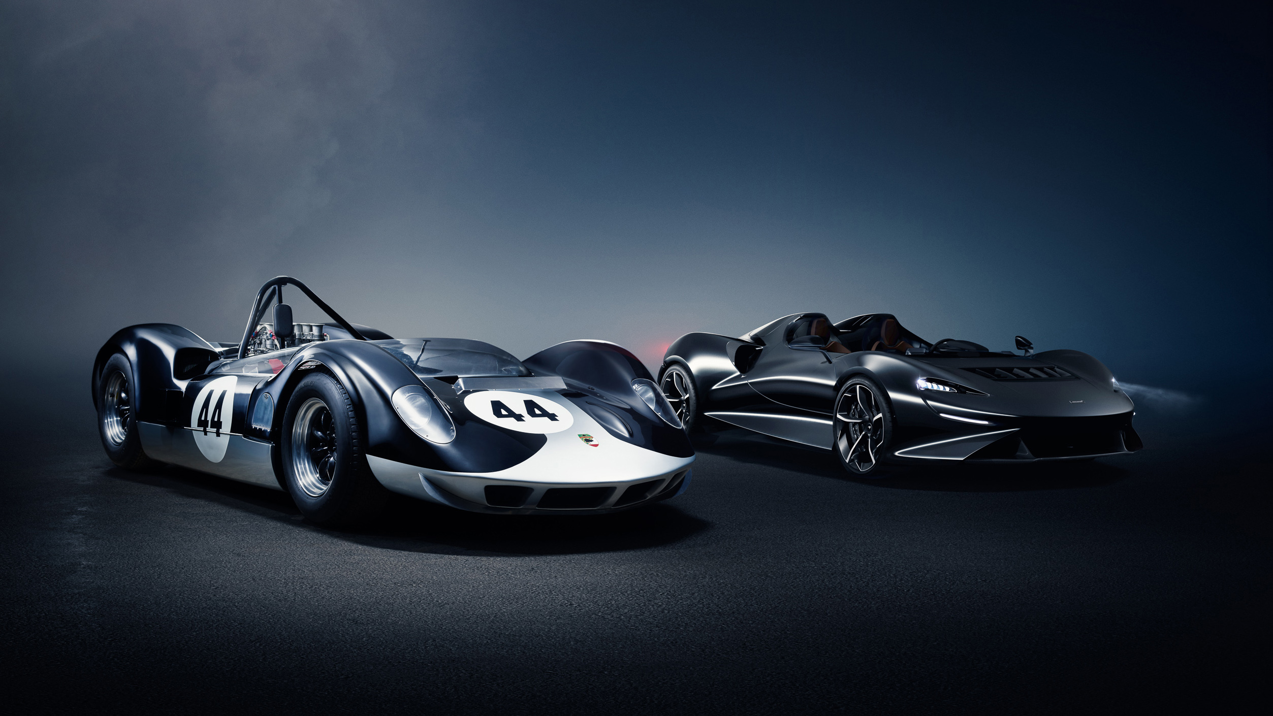 Концепция оригинального McLaren M1A была разработана лично Брюсом Макланером. Спорткар оснастили V8 4.5 Oldsmobile (345 сил) и революционной для 1960-х подвеской. У Elva она была полностью независимая, с рычагами неравной длины, стабилизатором и регулируемыми пружинами и стойками.