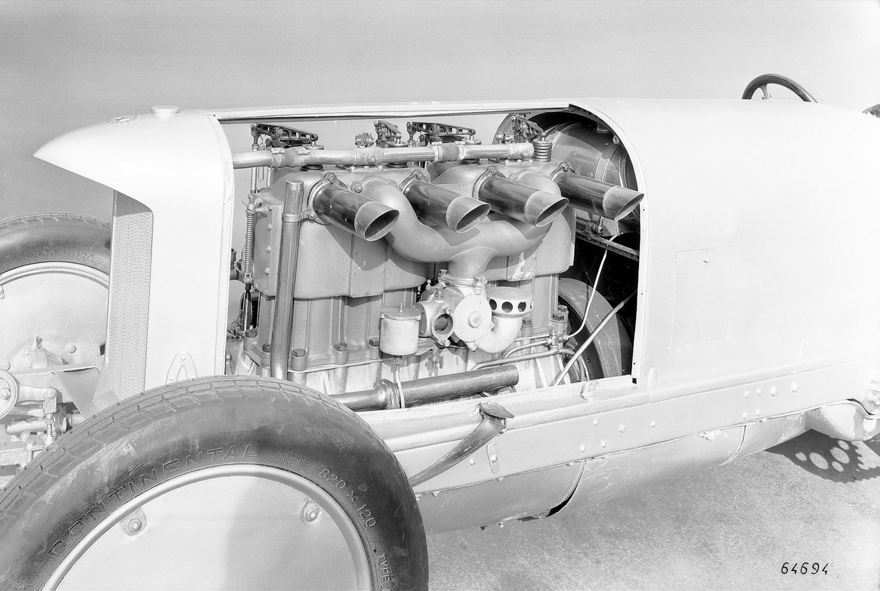 The engine of the 200 hp Lightning Benz racing car (1909) with a displacement of 21.5 liters distributed to four cylinders.