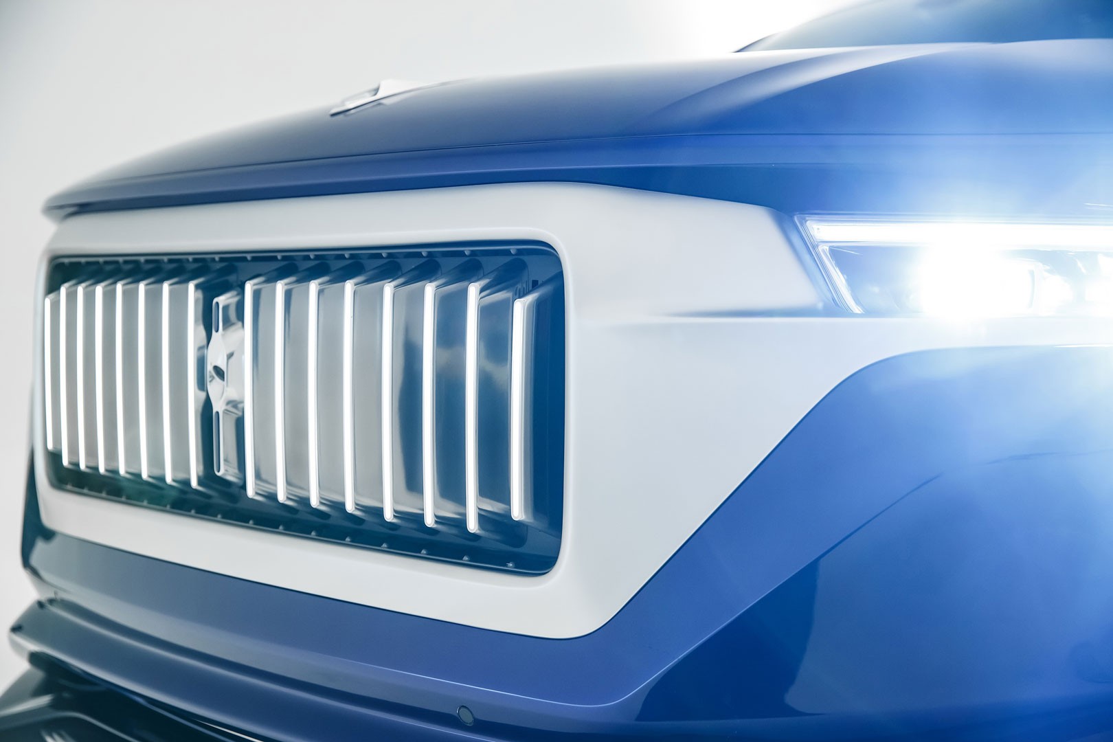 Aznom Palladium by Camal Studio (2020): All-Terrain Luxury Sedan