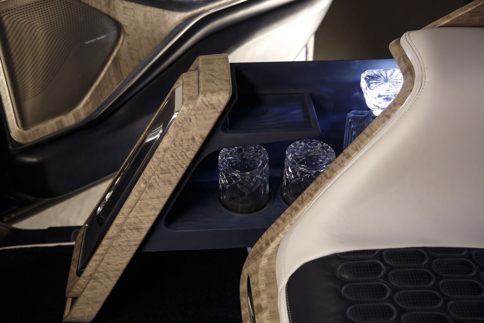 Aznom Palladium by Camal Studio (2020): All-Terrain Luxury Sedan