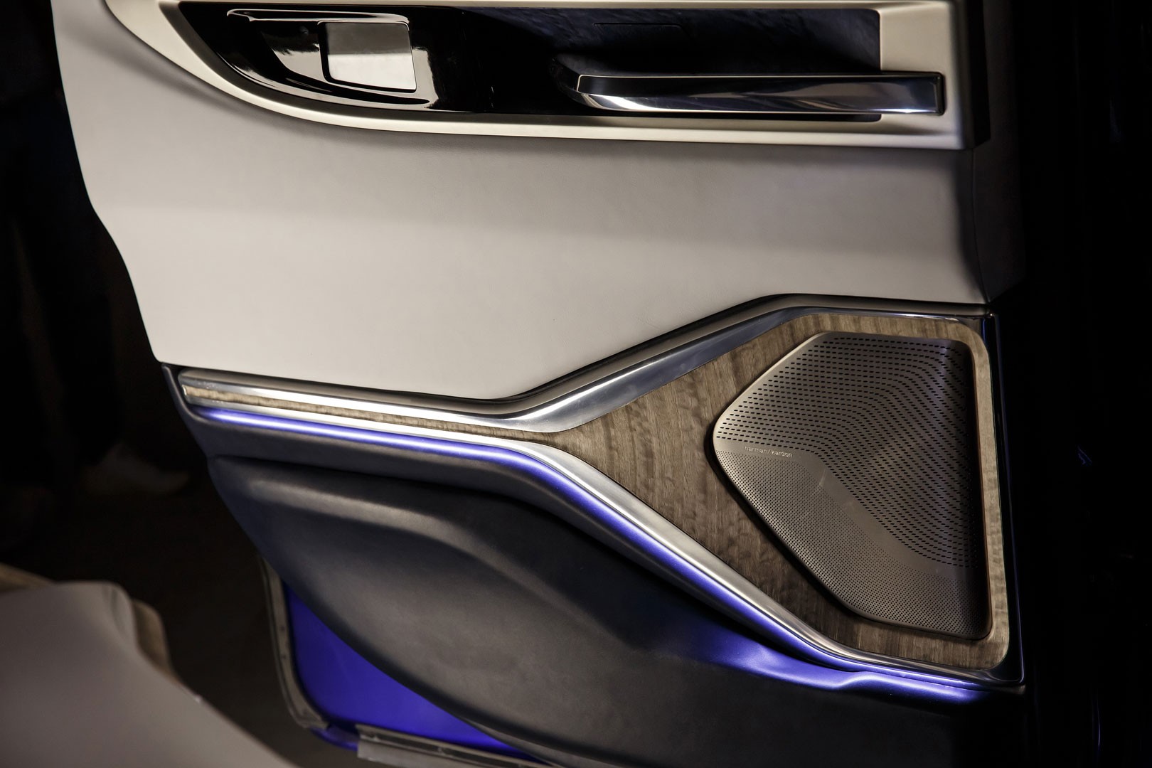 Aznom Palladium by Camal Studio (2020): All-Terrain Luxury Sedan