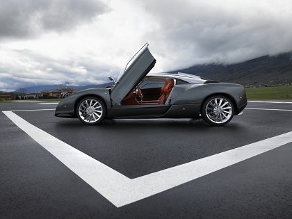 ДВЕРИ ГИЛЬОТИННОГО ТИПА – вот и все, что кроме алюминиевых технологий роднит кузова базового С12 Spyder образца 2004 г. и С12 Zagato